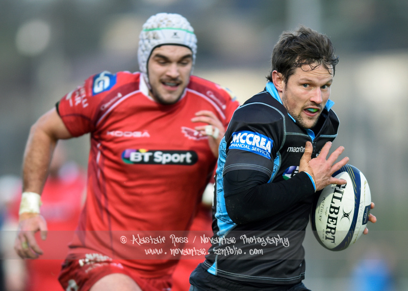 Pete Horne in action for Glasgow Warriors vs Llanelli Scarlets in the European Rugby Champions Cup.